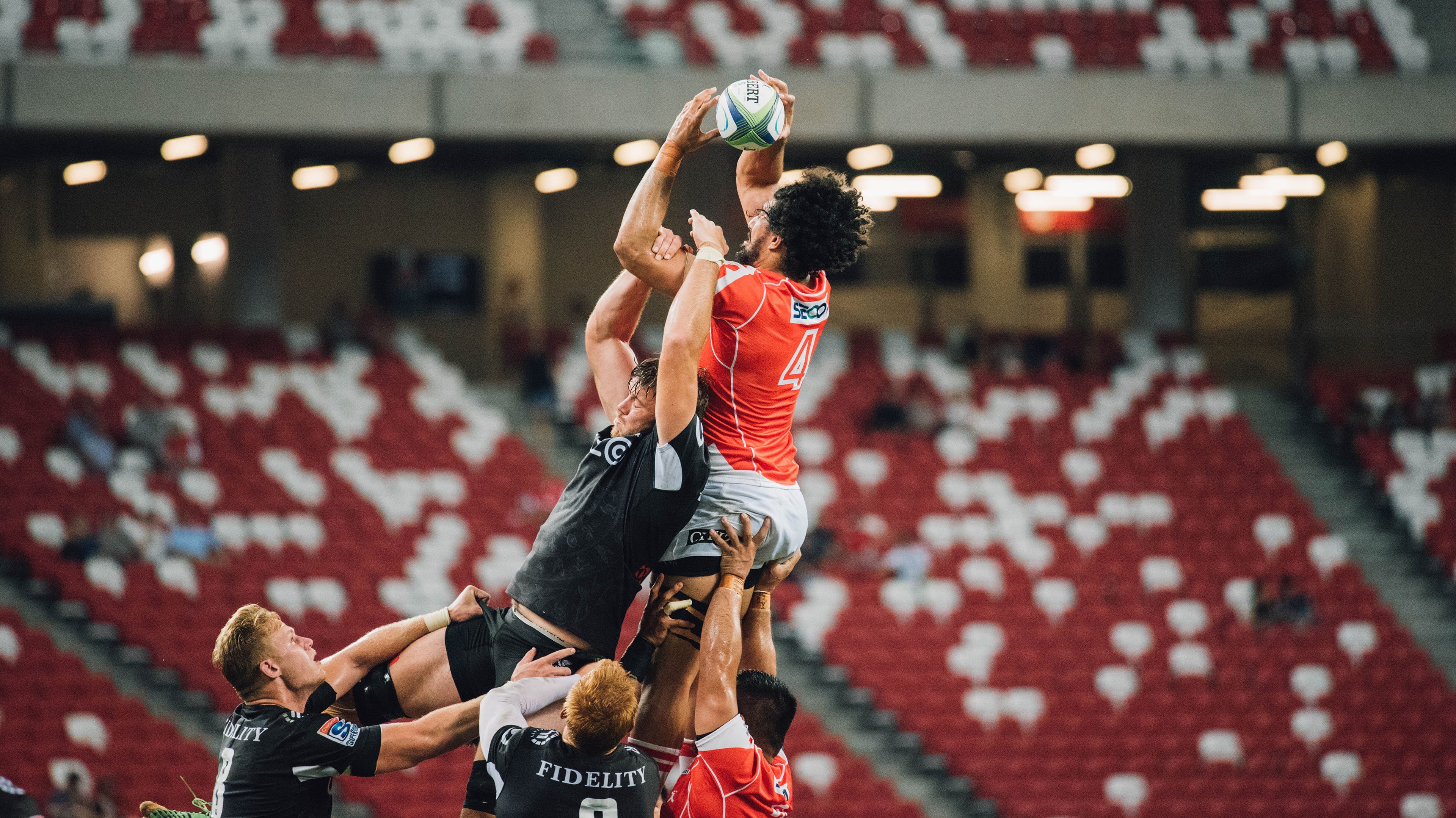 青少年篮球锦标赛：库里做客现场，现场投中长距离三分带动氛围！